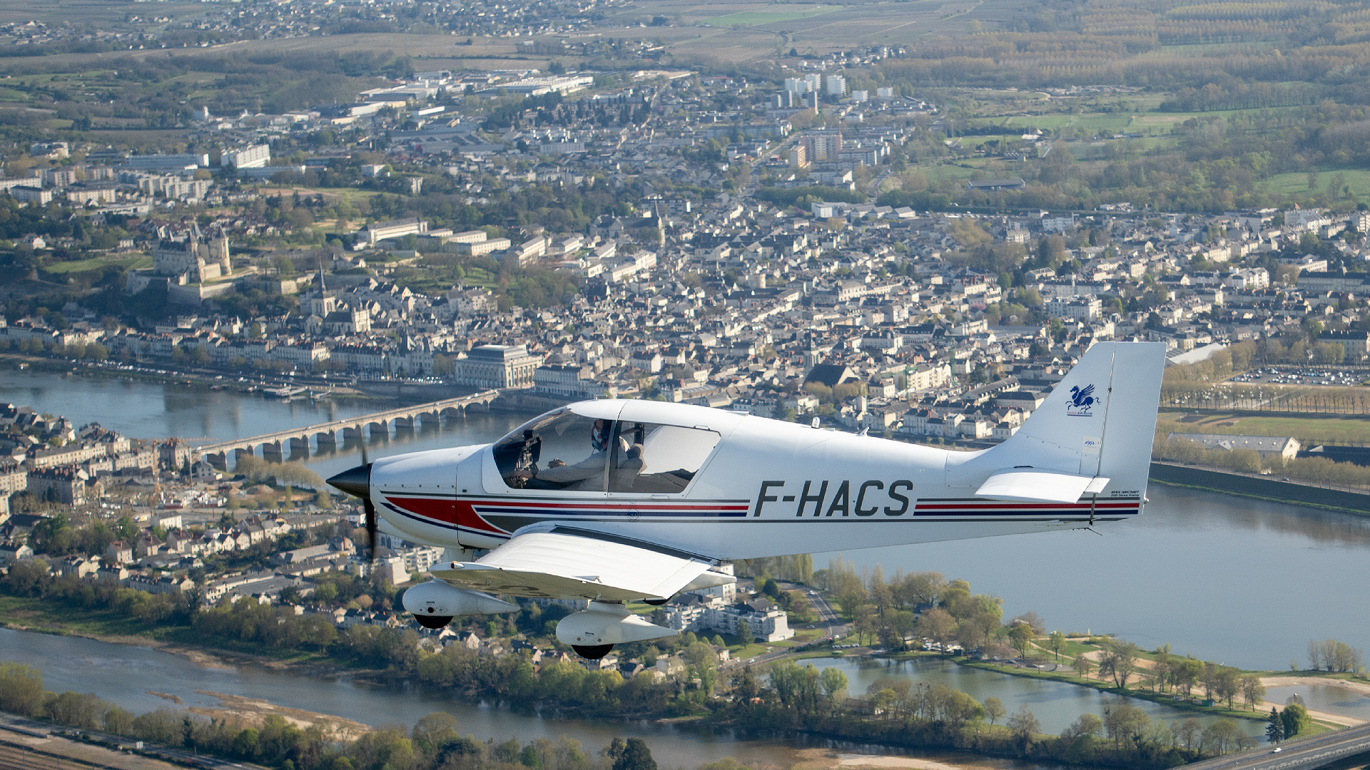 Le DR 400 de Saumur Air Club survole la ville de Saumur