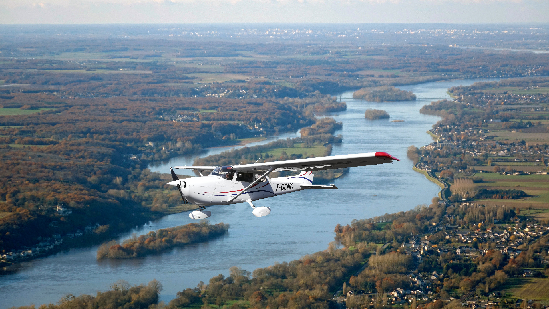 Le Cessna 172 de Saumur Air Club survole la Loire